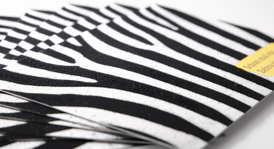 Druckveredelung mit Effektlack Zebra-Muster