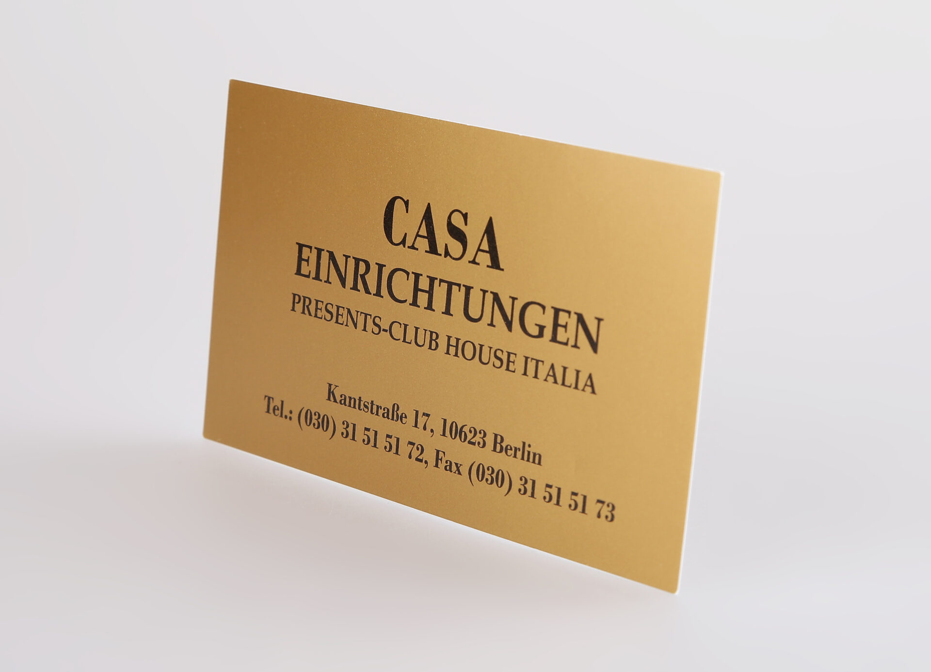 Goldene Visitenkarte mit schwarzer Schrift