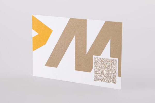 Moderne Visitenkarte mit goldener Druckveredelung und QR-Code auf weißem Hintergrund für exklusive Geschäftsausstattung