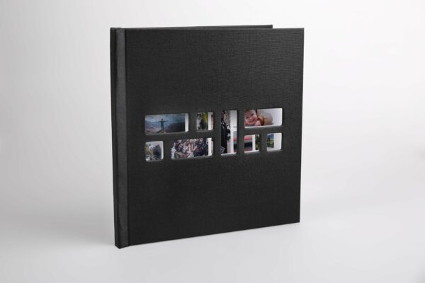 Buch mit Fotos und Stanzung auf dem Buchdeckel