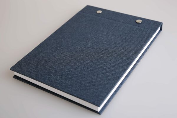Notizbuch mit Buchschrauben blau