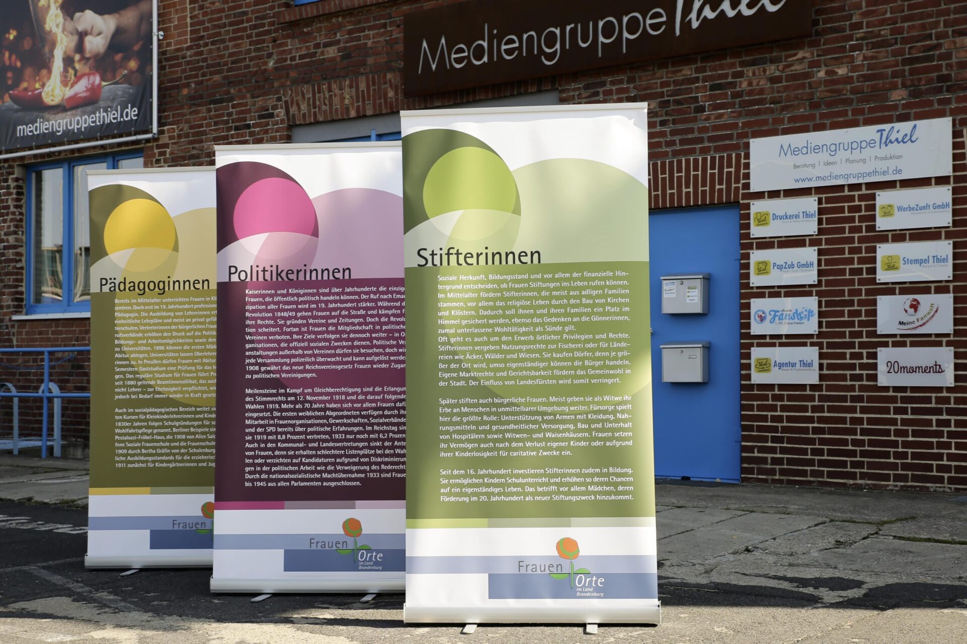 Roll-Ups vor Mediengruppe Thiel