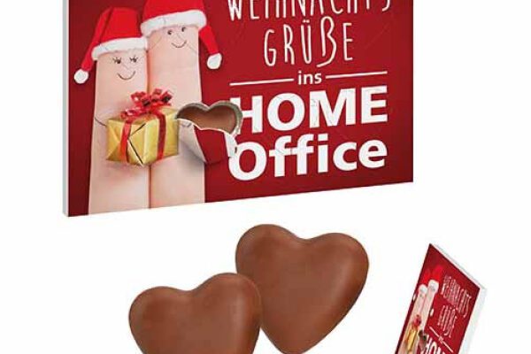 Adventskalender mit Weihnachtsgrüßen ins Homeoffice und herzförmiger Schokolade im Vordergrund.