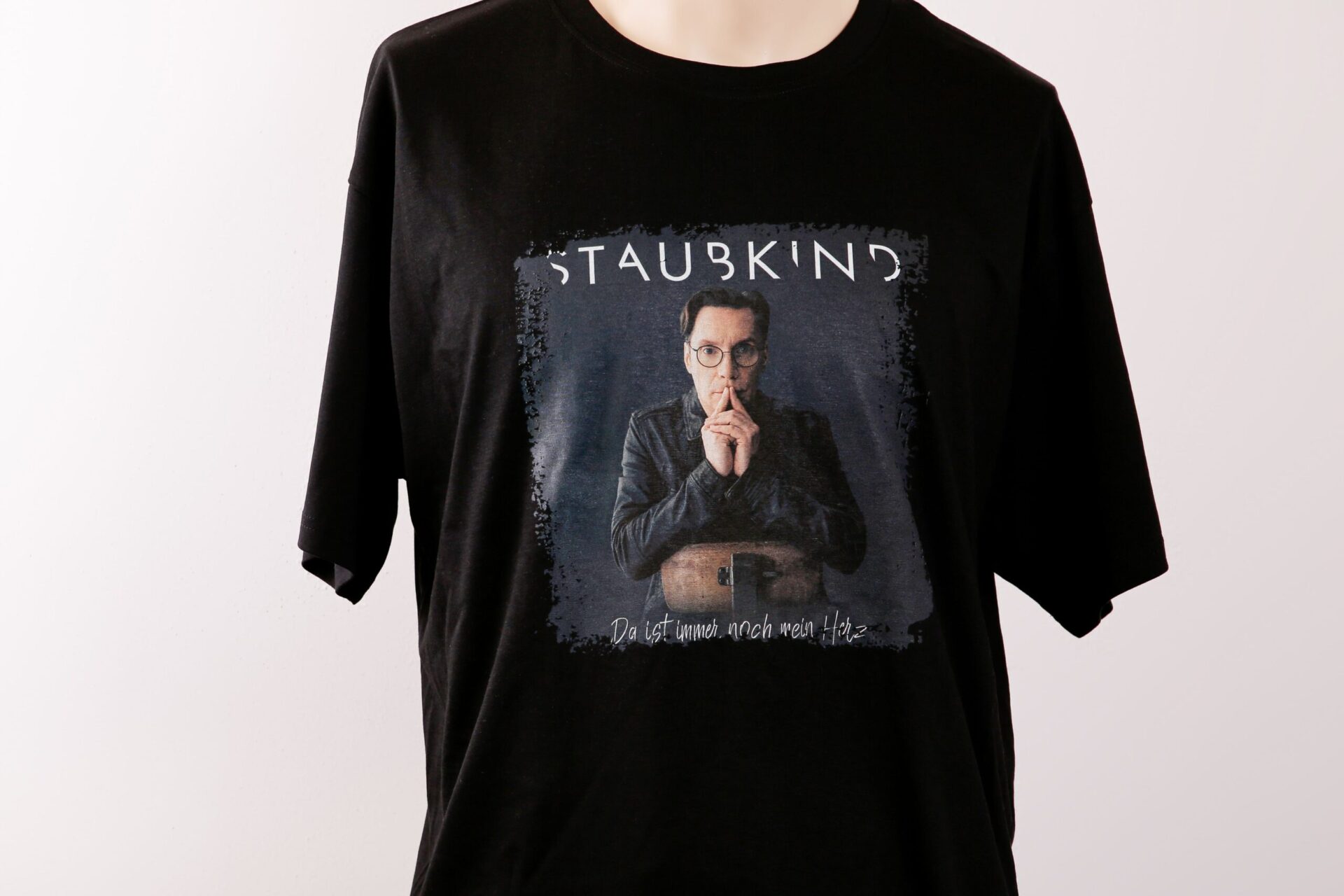 Schwarzes T-Shirt mit Transferaufdruck von Staubkind