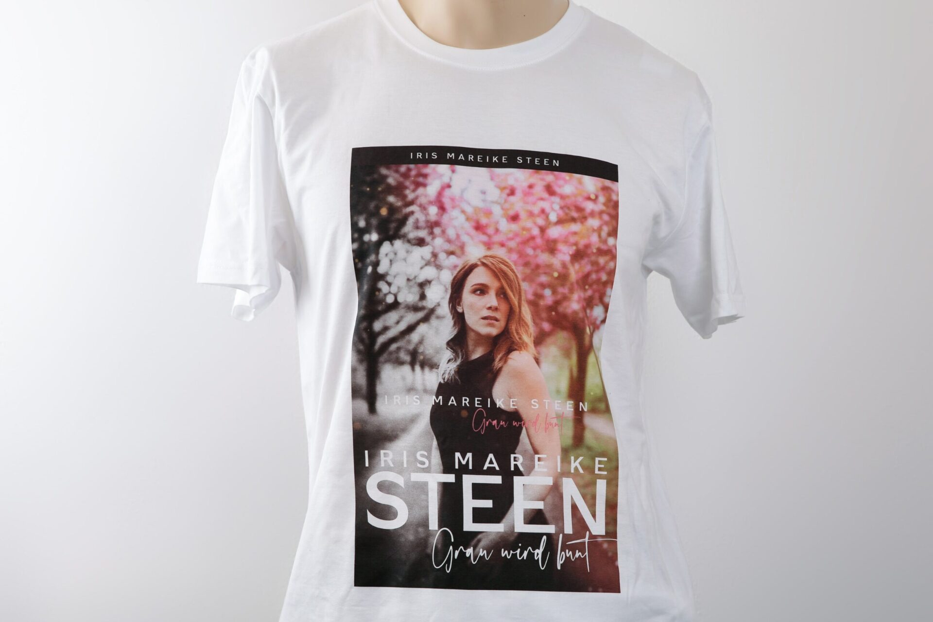 Weißes T-Shirt mit Transferdruck von Iris Mareike Steen