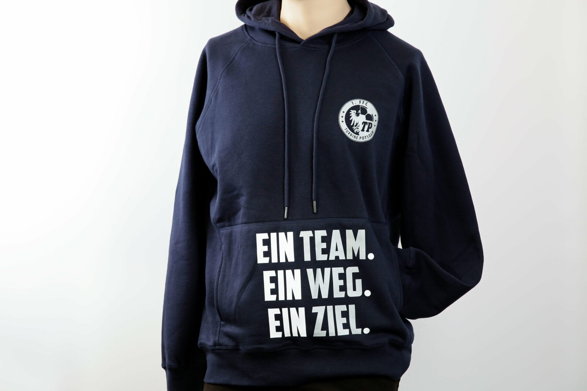 Transferdruck auf einem blauen Pullover