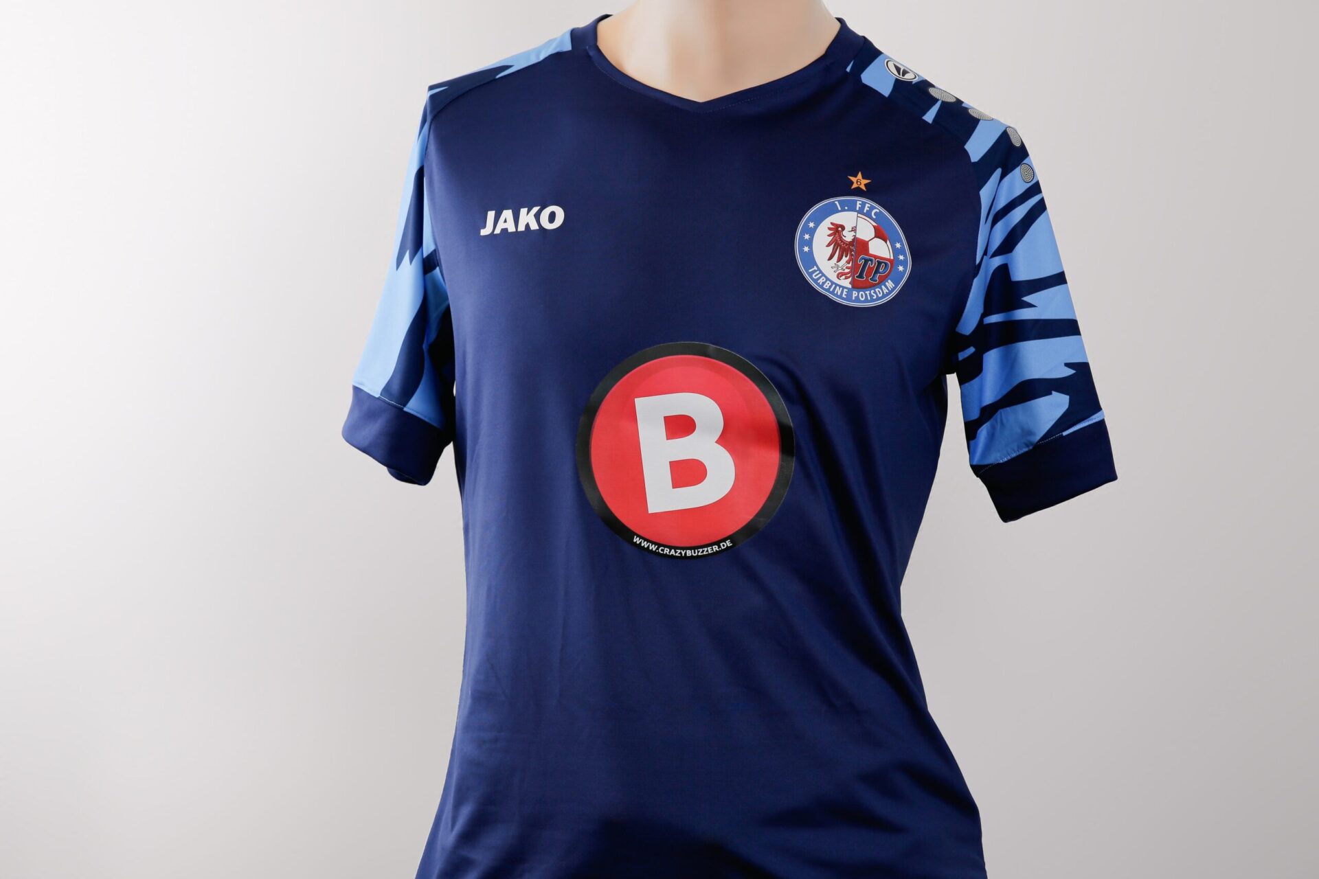 Blaues Trikot mit verschiedenen via Transferdruck gesetzten Logos