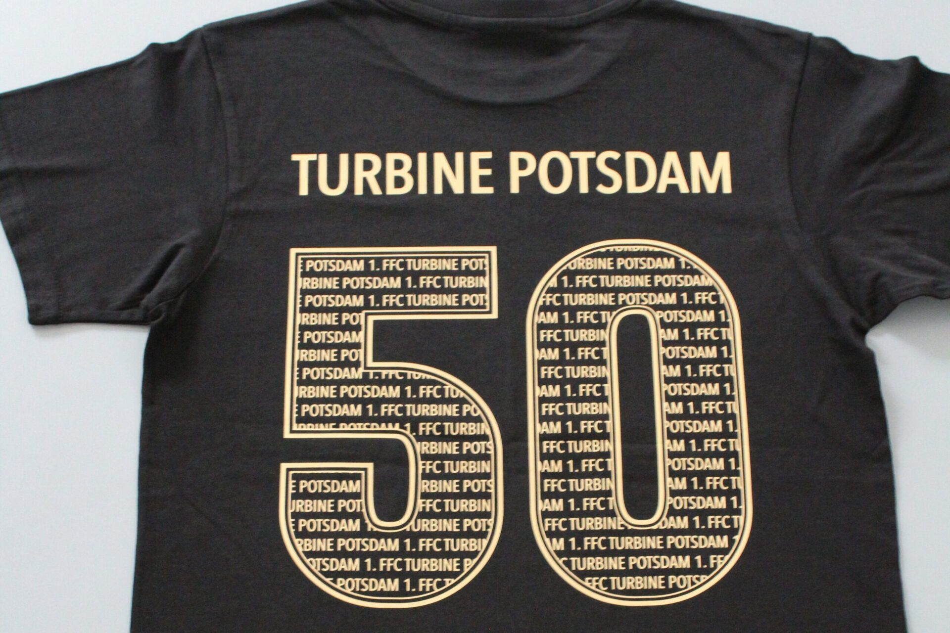 Schwarzes T-Shirt mit goldenem Turbine Potsdam 50 Transferdruck