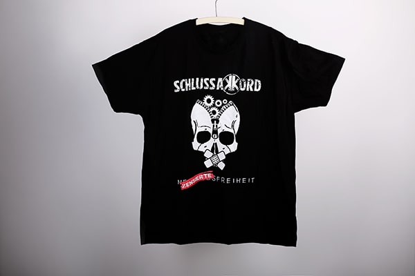 Schwarzes T-Shirt mit weißem und rotem Textildruck