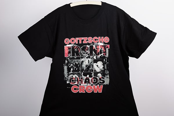 Schwarzes T-Shirt mit weißem und rotem Textildruck von Goitzsche Front