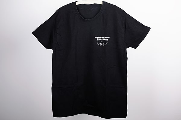 Schwarzes T-Shirt mit kleinem weißen Logodruck auf der Brust