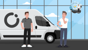 Zwei Männer überlegen sich die optimale Position des Logos auf dem Transporter