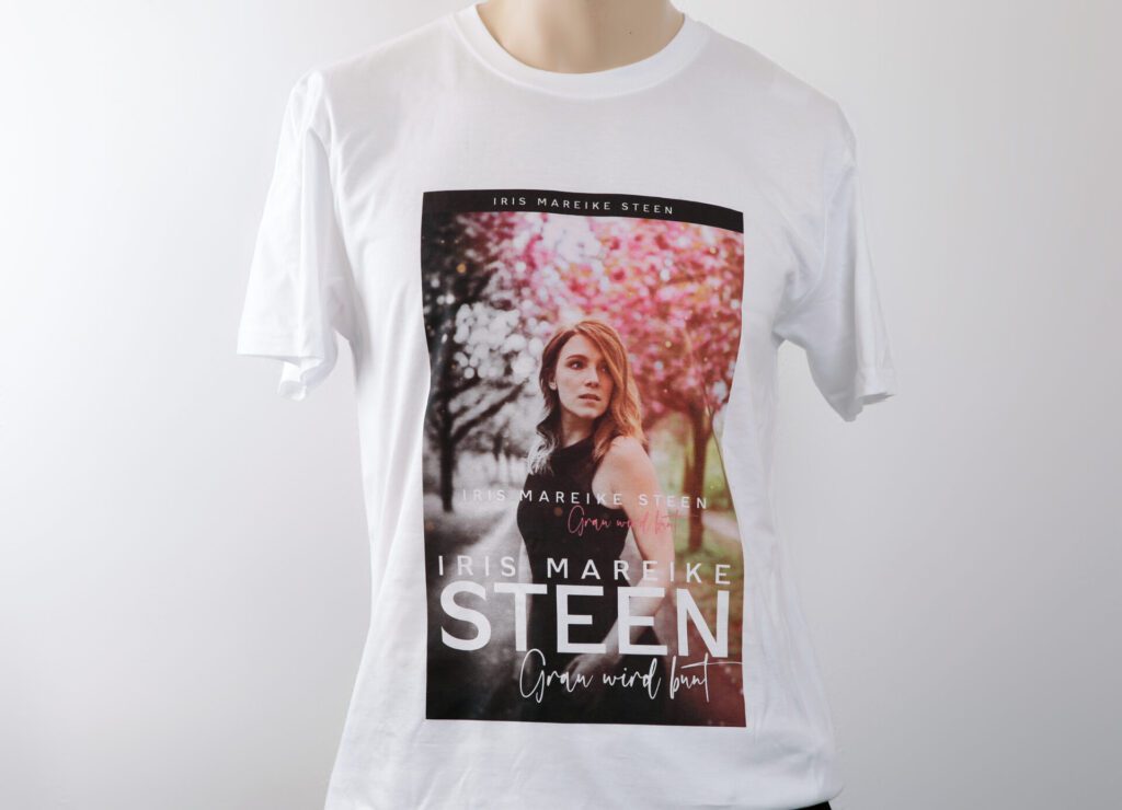 Weißes T-Shirt mit hochwertigem Fotodruck eines Porträts von Iris Mareike Steen, unter Kirschblütenbäumen, inklusive Albumtitel.