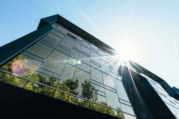 Ein Haus, dessen Glasfront mit Sonnenschutzfolie beklebt ist