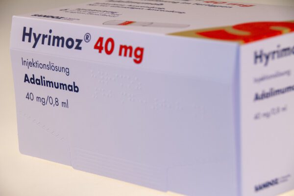 Detailaufnahme einer weißen Medikamentenverpackung mit roter "40 mg"-Aufschrift und Blindenschrift (Brailleschrift).