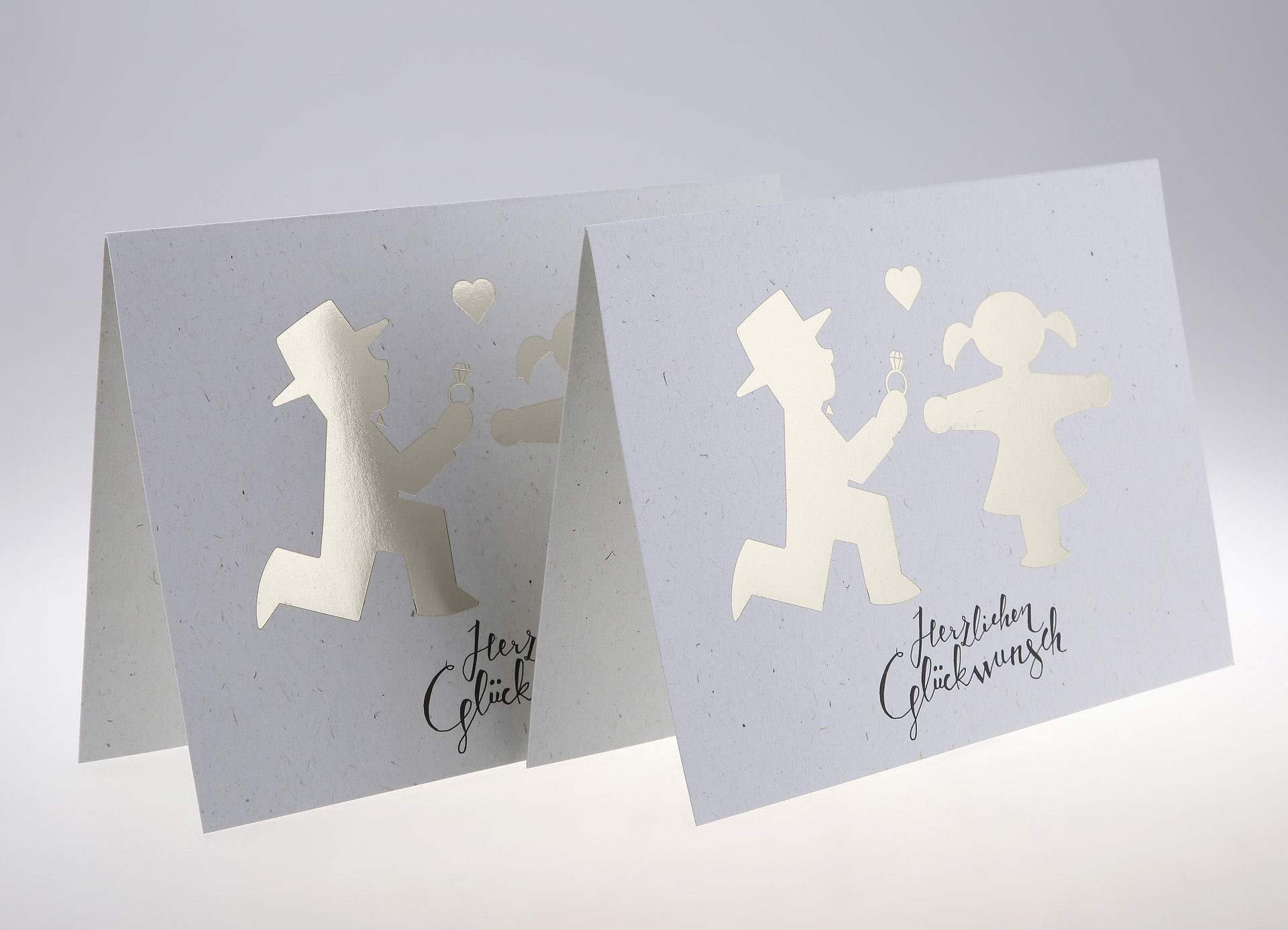 Klappkarte mit silberner Heißfolienprägung und exklusiver Druckveredelung – glänzende Oberfläche und fühlbare Struktur für hochwertige Printprodukte.
