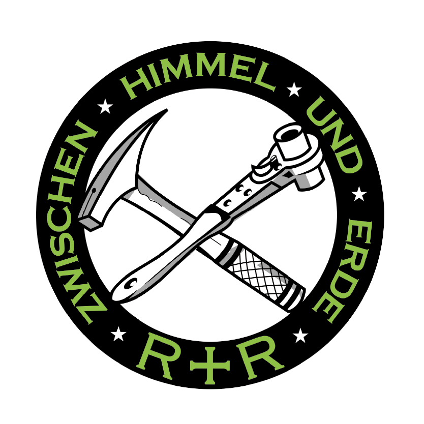 Logo mit Kreuzung aus Hammer und Ratsche, umrahmt vom Schriftzug „Zwischen Himmel und Erde – R+R“ – Symbol für Handwerkskunst, Dachdecker oder Höhenarbeiter