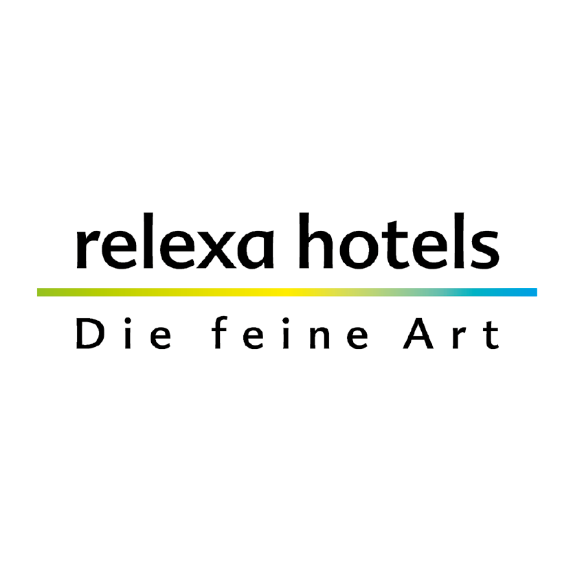 Logo der relexa hotels mit dem Claim „Die feine Art“ und Farbverlauf von Grün bis Blau – stilvolle Hotelgruppe für Business und Erholung