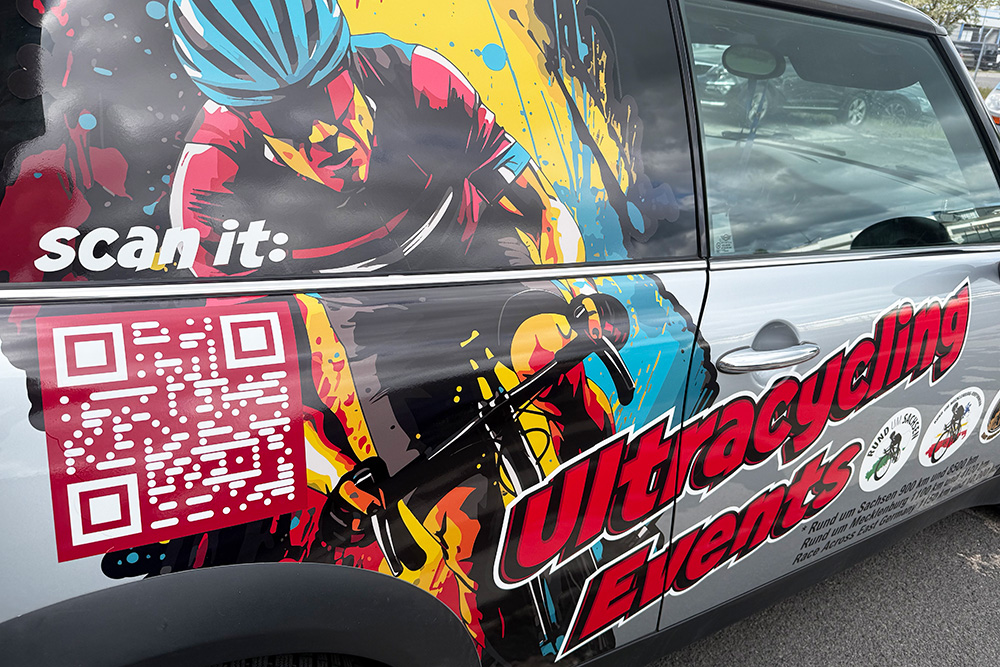 Fahrzeugbeschriftung mit QR-Code – Mediengruppe Thiel Teilbeklebung eines Fahrzeugs mit individueller Beschriftung und QR-Code – umgesetzt von der Mediengruppe Thiel.