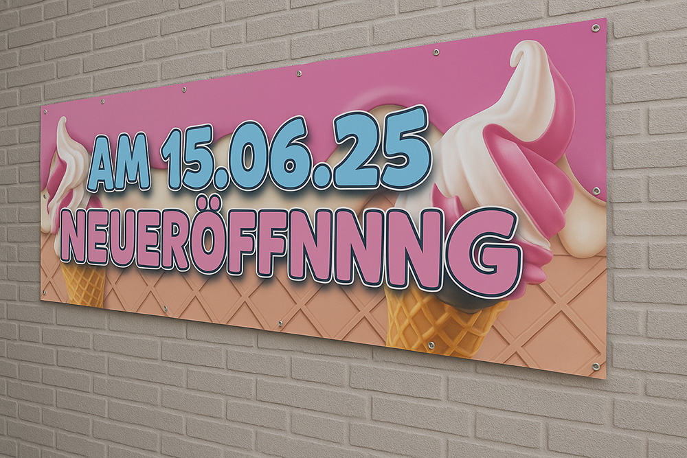 Neueröffnungsbanner mit Ösen – Eiscafé-Eröffnung am 15. Juni 2025 Werbebanner zur Neueröffnung eines Eiscafés, montiert mit Ösen an einer Ziegelwand, mit dem Text „Am 15.06.25 Neueröffnung“ und einem Eis-Motiv.