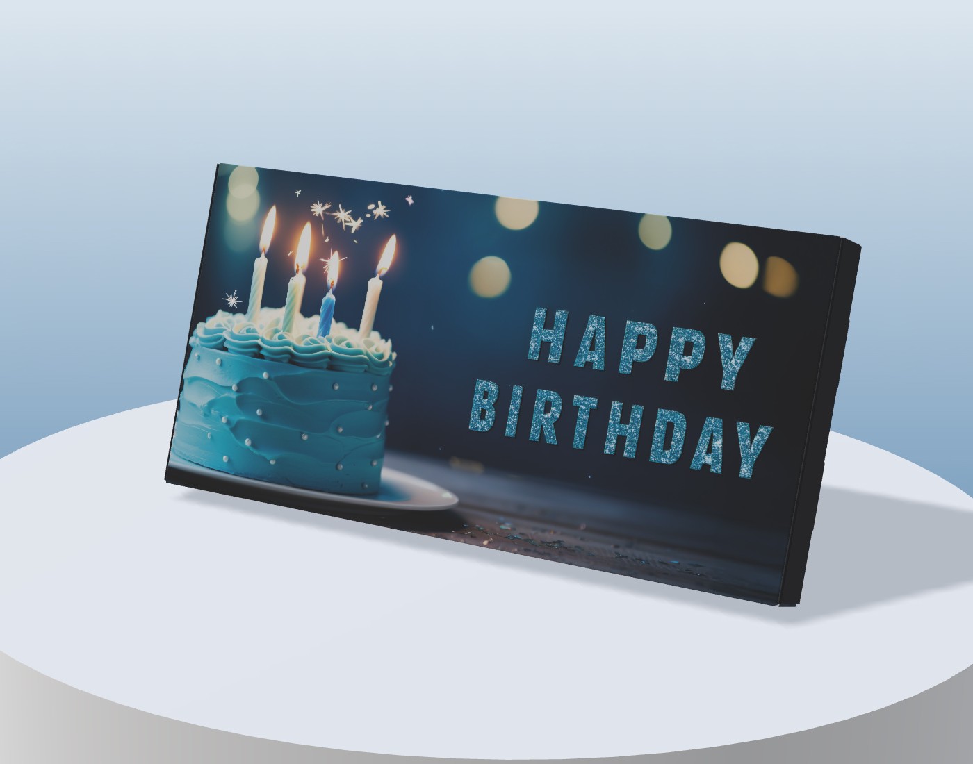 Geschenkebox Mitarbeiterbindung: Geburtstag (3D) 3D-Rendering einer flachen „HAPPY BIRTHDAY“-Geschenkebox mit blauer Torte und Kerzen, schräg auf weißem Podest vor neutralem Verlauf.