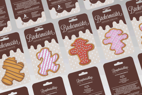 Mehrere braun-beige Karten „Sattelreiter“ mit Euroloch, Keks-Motiven im Ampelmann-Look und Rückseiten mit Rezeptvorschlag.