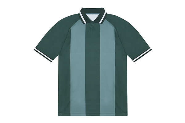 Grünes B&C Collection Polo mit breiten Blockstreifen, Kragen und Bündchen mit Kontraststreifen; Frontansicht freigestellt.