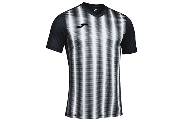 Schwarz-weißes Joma Trikot – Veredelung mit Vereinslogo, Namen und Nummern für Teams in Berlin & Brandenburg.