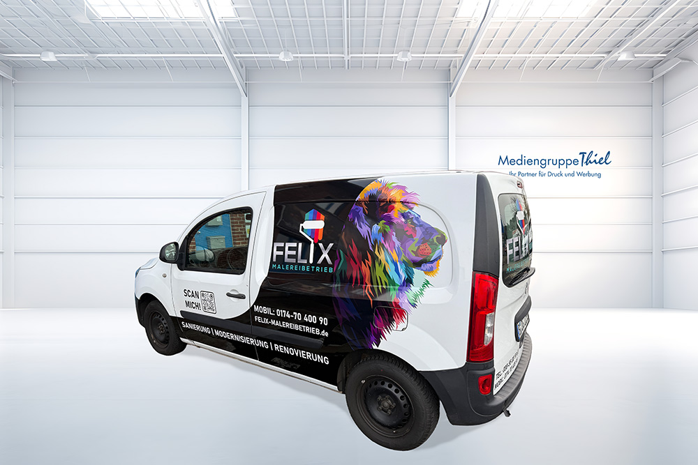 Kompakter Lieferwagen des FELIX Malerbetriebs mit buntem Löwenmotiv und Beschriftung in heller Halle der Mediengruppe Thiel.