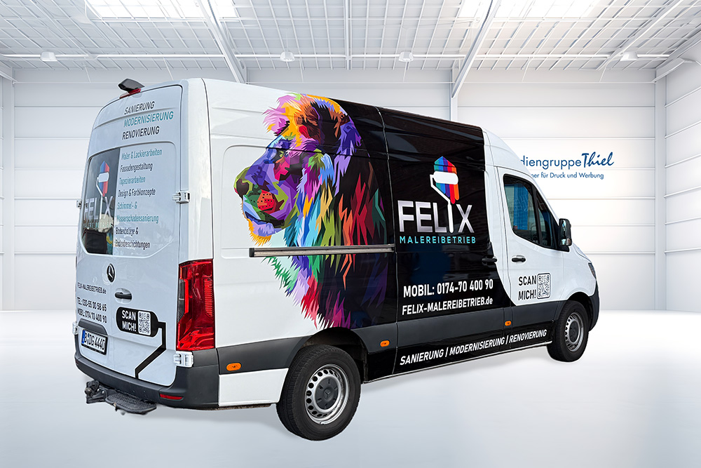Gebrandeter Handwerker-Transporter mit großem bunten Löwenmotiv und FELIX Malerbetrieb-Beschriftung in heller Halle.