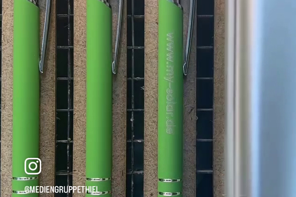 Grüne Metallkugelschreiber im Laser; umlaufende, kontrastreiche Gravur der Webadresse auf eloxiertem Schaft.