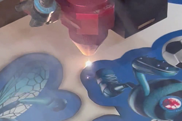 CO₂-Laser schneidet die Kontur eines UV-bedruckten Untersetzers präzise und gratfrei aus.