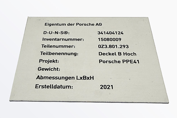Aluminium-Typenschild mit kontrastreicher Faserlasergravur: Texte, Nummern und Projektangaben dauerhaft markiert.