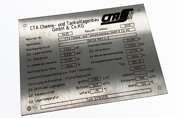 Edelstahl-Typenschild mit präziser Faserlasergravur: Tabellen, Felder und Serienangaben dauerhaft und kontrastreich markiert.