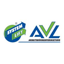 Logo-Kombination „SYSTEM LIFT“ und „AVL“ in Blau/Grün mit Text „ARBEITSBÜHNENVERMIETUNG“ auf weißem Hintergrund.
